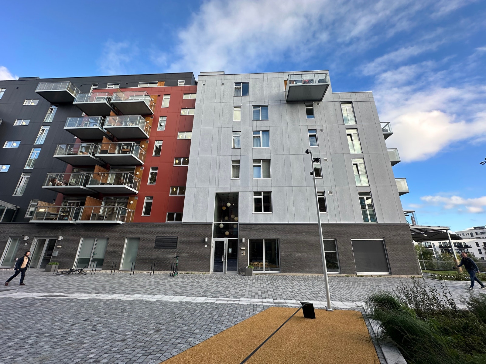 Fasade inngang. Få skritt unna broen over til Hasle Galleribilde