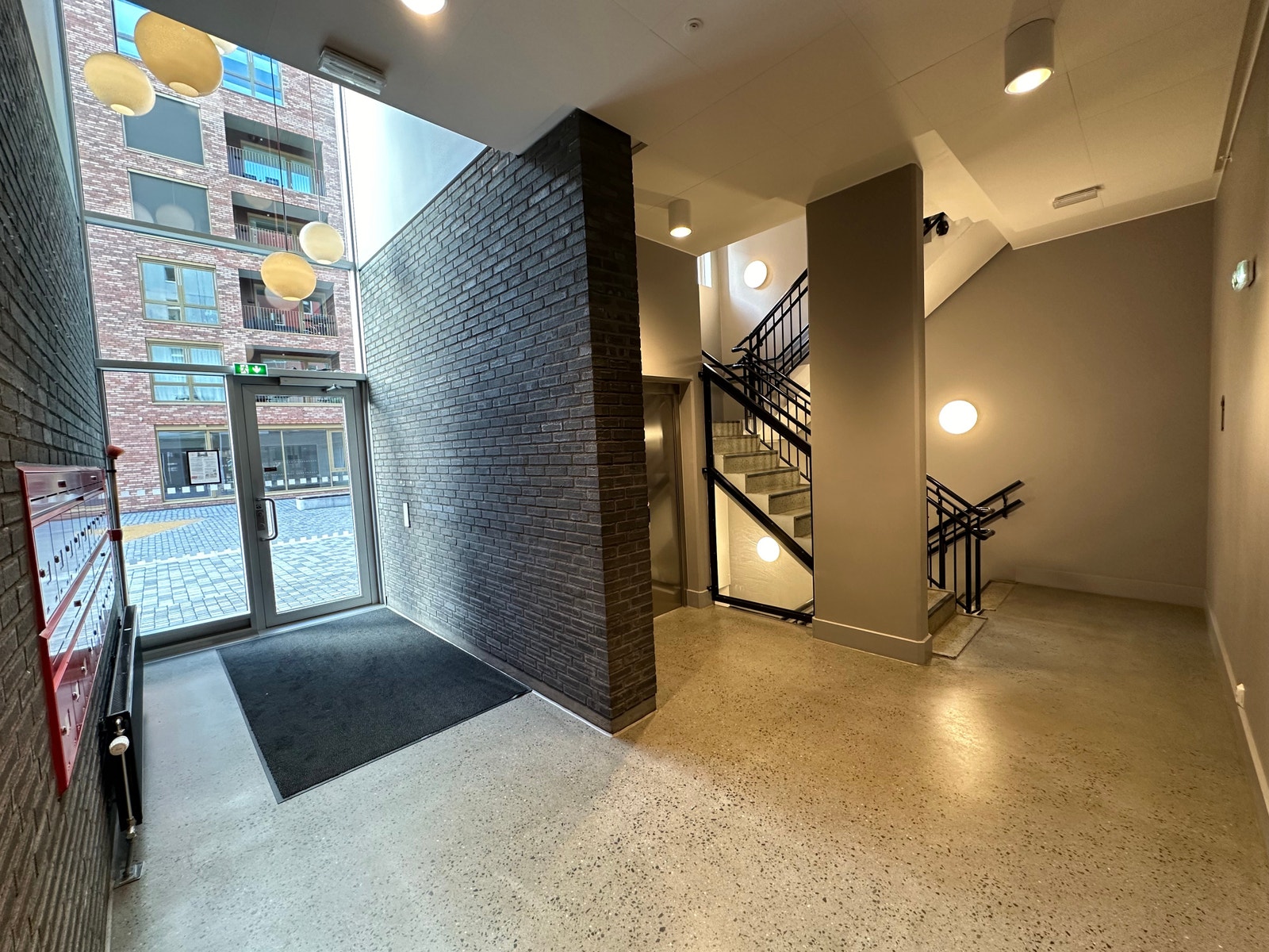 Inngangsparti med heisadkomst til leiligheten Galleribilde