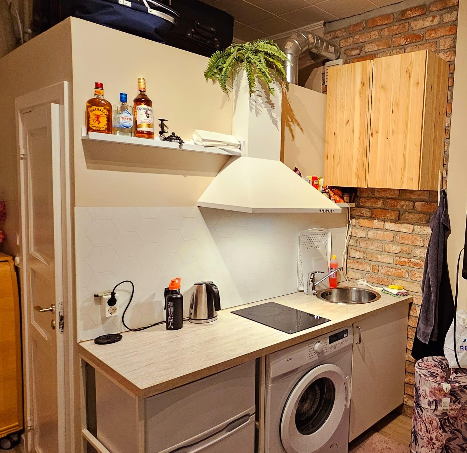 Kjøleskap, vaskemaskin, kjøkkenventilator Galleribilde