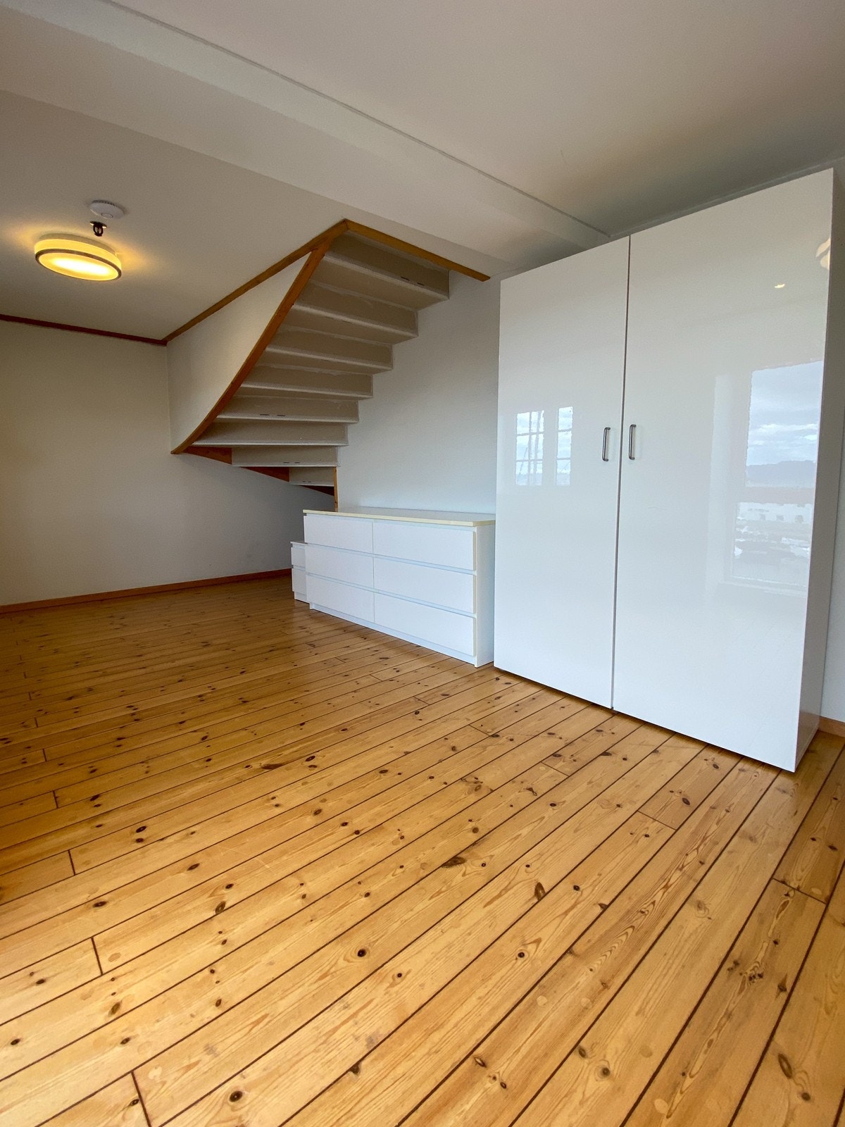 Soverom 3 (gips på trappetrinn skal pusses og males) Galleribilde