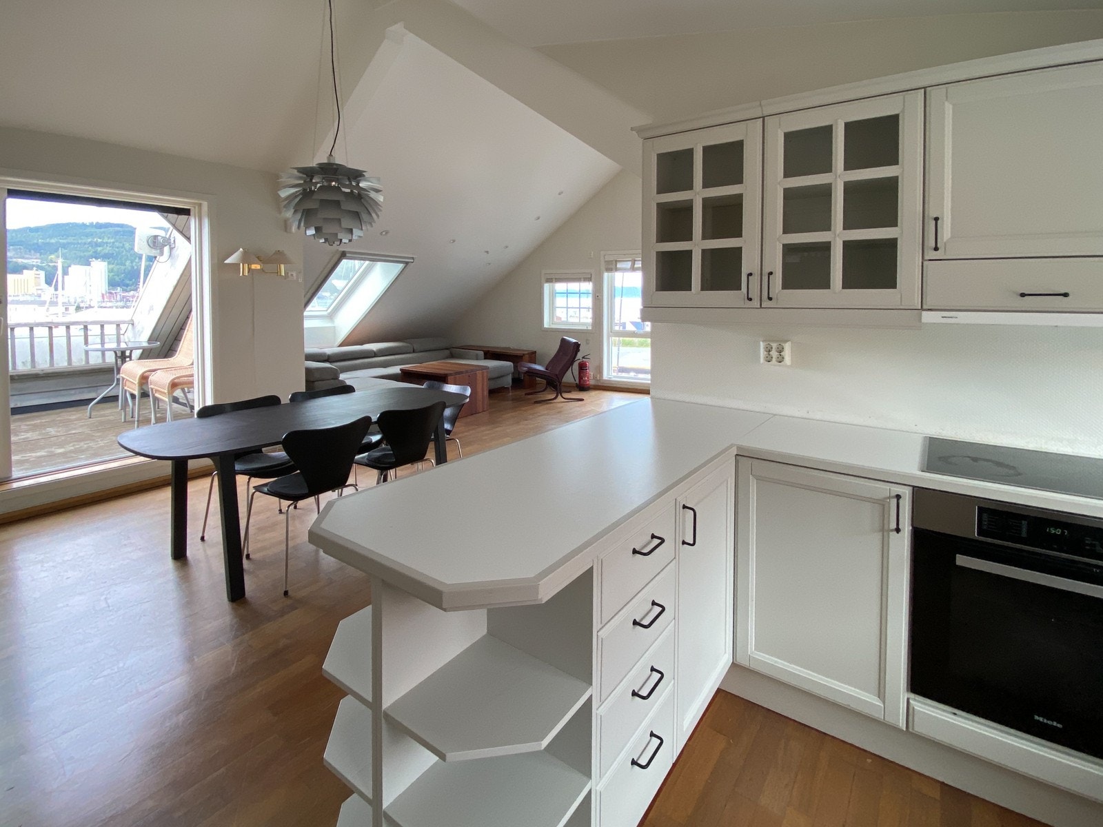 Stue / spisestue sett fra kjøkken Galleribilde