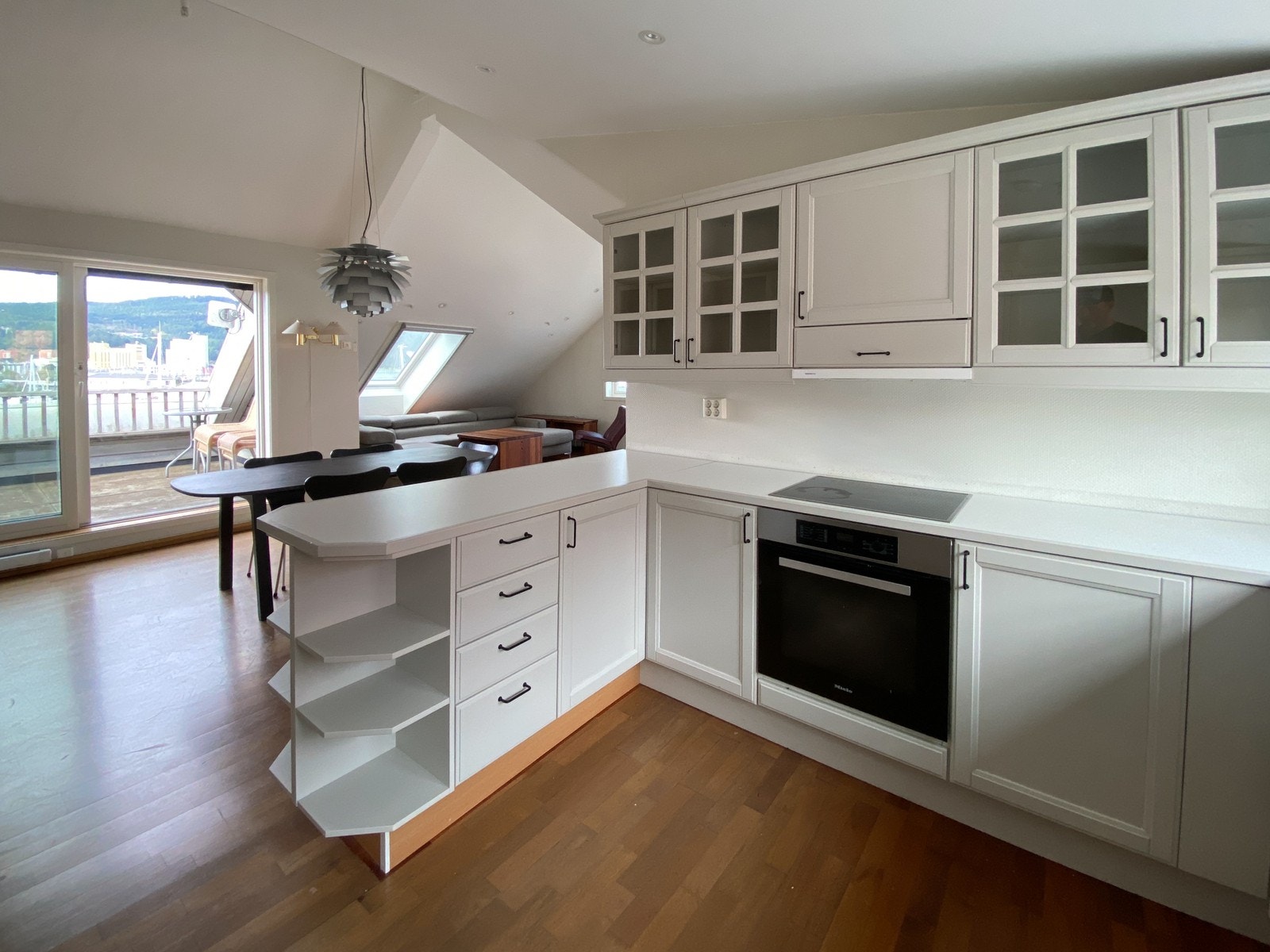 Kjøkken, nylig lakkert opp (siste lister males opp) Galleribilde