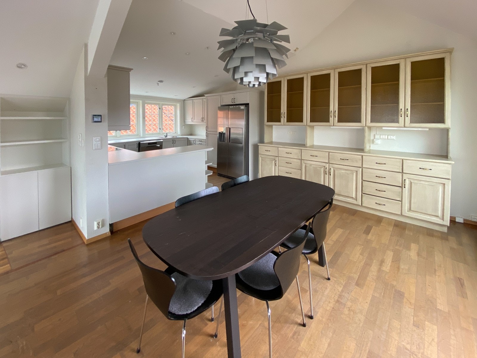 Spisestue mot kjøkken Galleribilde