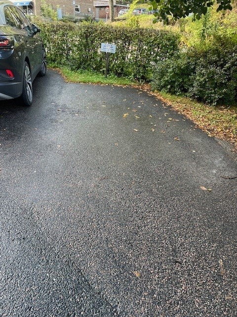 Egen parkeringsplass rett uten for døren til lokalet Galleribilde