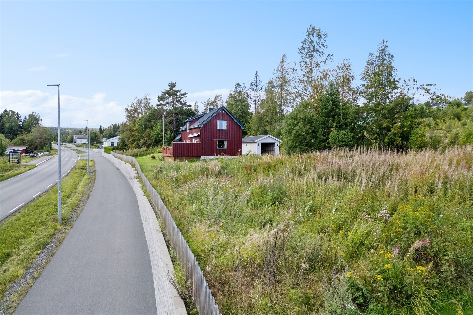 Gangvei nedenfor tomten kan følges oppover til nærbutikk og nedover mot Hunndalen og til Gjøvik Galleribilde