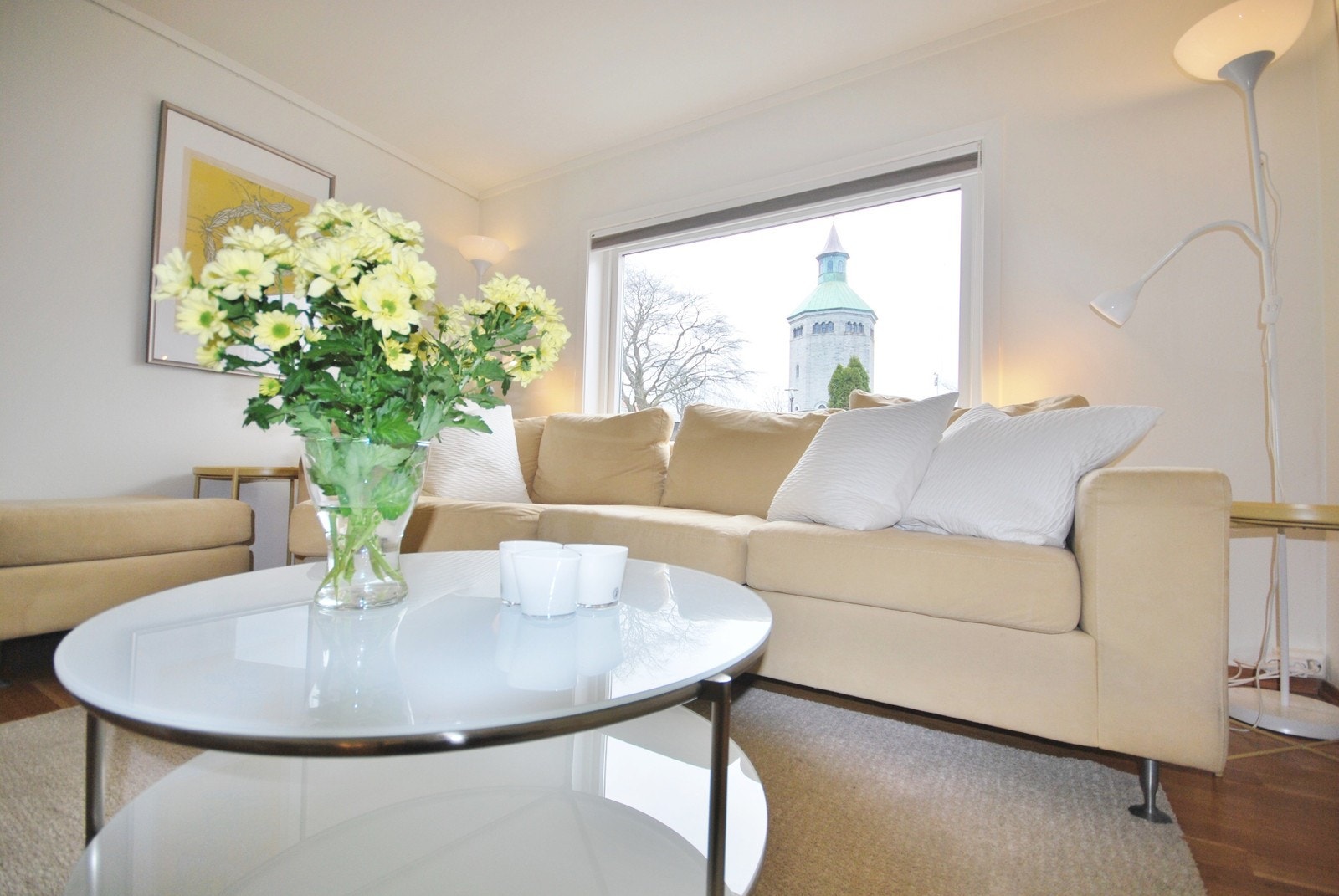 Stue med utsikt til Valbergtårnet Galleribilde