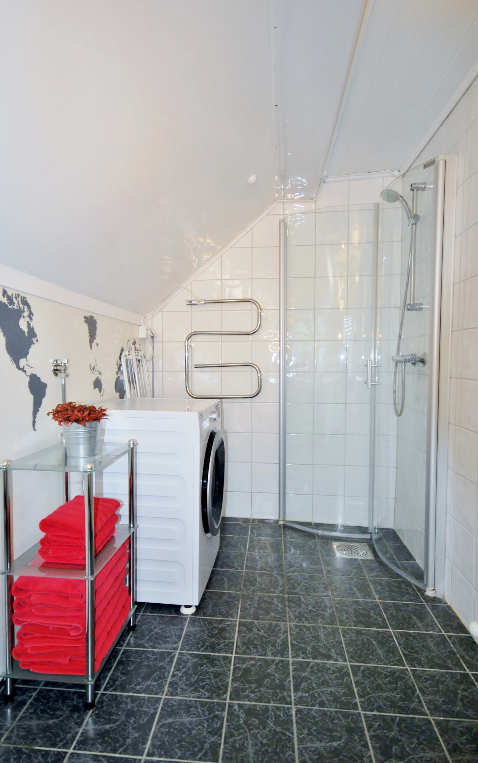 Bad med dusj og kombinert vaskemaskin og tørketrommel Galleribilde