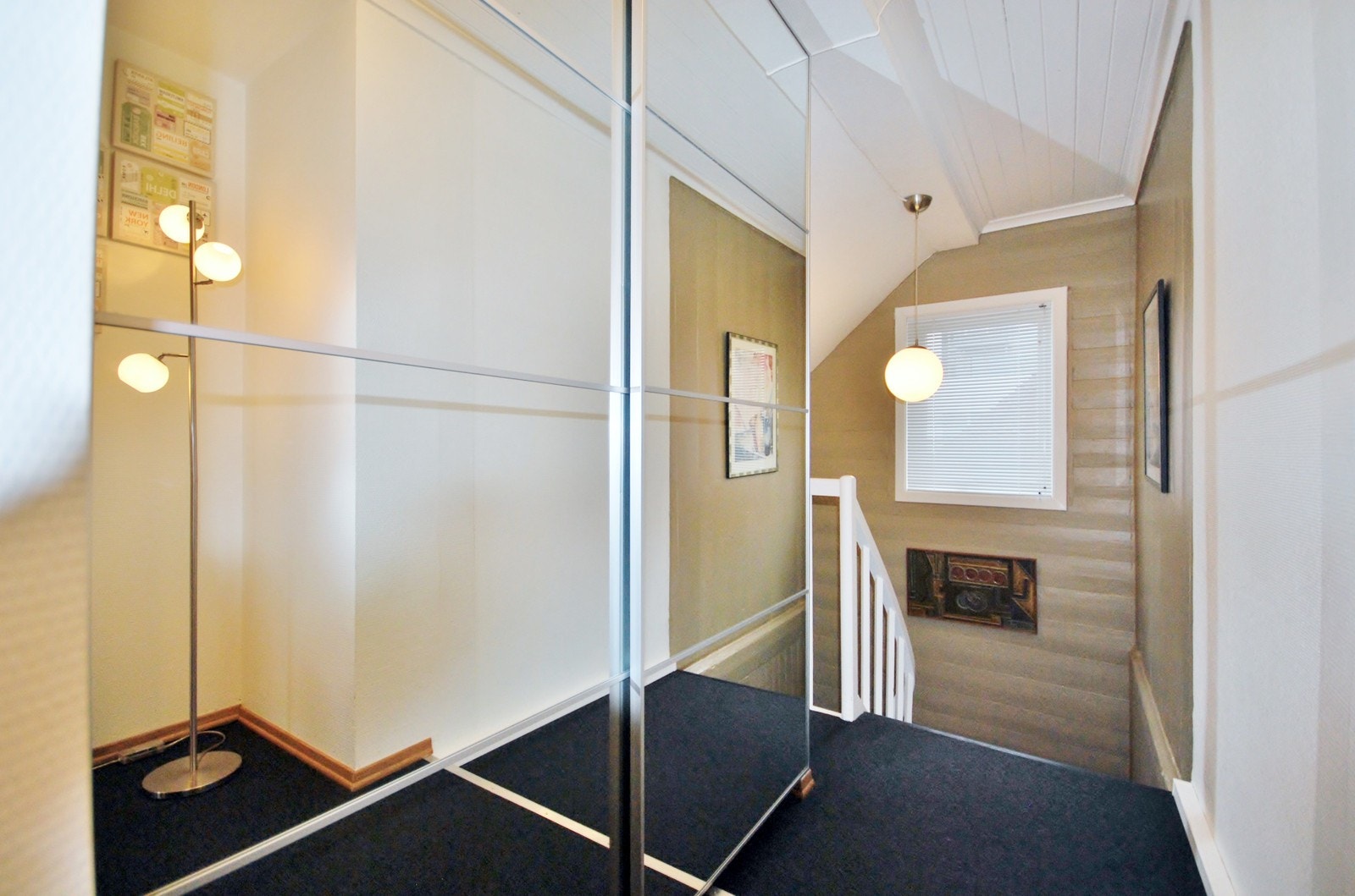 Innvendig trapp med dør ut til felles inngangsparti med 1 etasje. Galleribilde