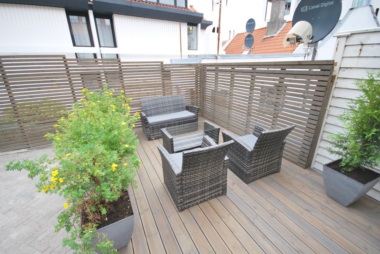 Møblert uteplass Galleribilde