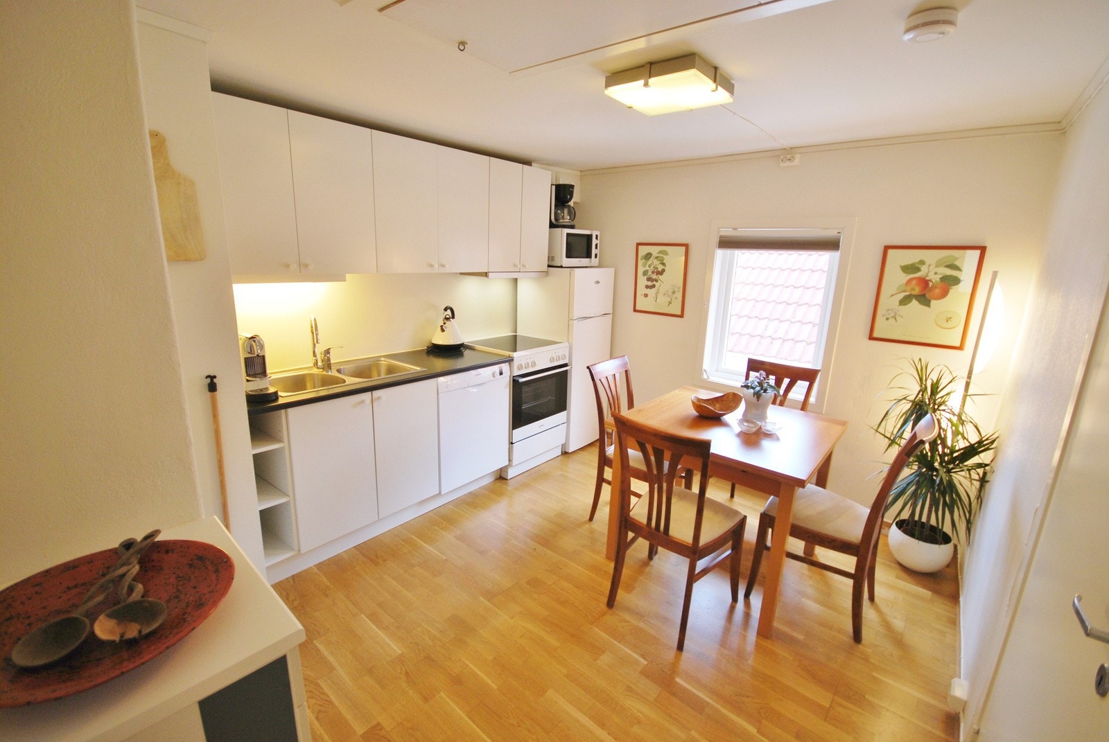 Romslig velutstyrt kjøkken Galleribilde