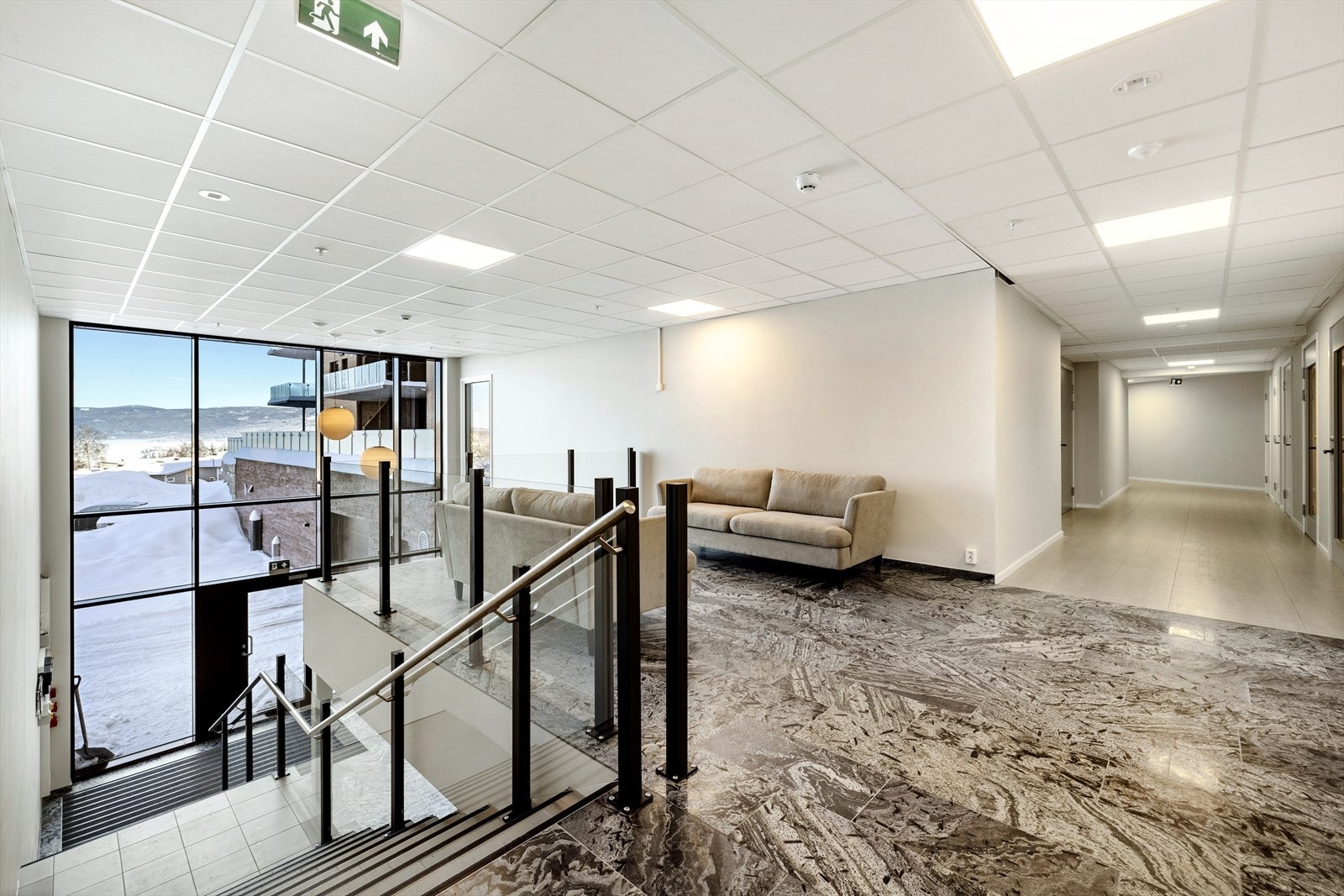 Sameiet har flotte fellesområder, her fra felles inngangsparti med sofagruppe Galleribilde