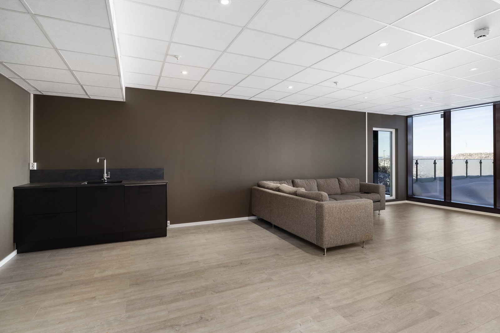 Sameiet har også et stort fellesrom utstyrt med stor sofa, TV og kjøkkeninnredning med vask og oppvaskmaskin Galleribilde