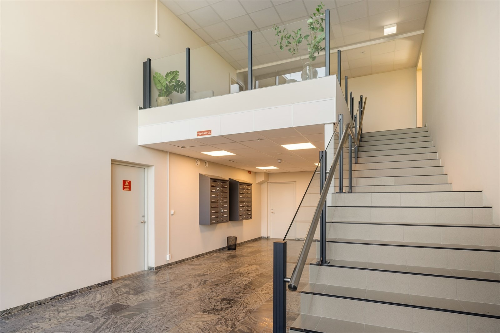 Blokkene har felles inngangsparti med dør til sykkelrom og garasje Galleribilde