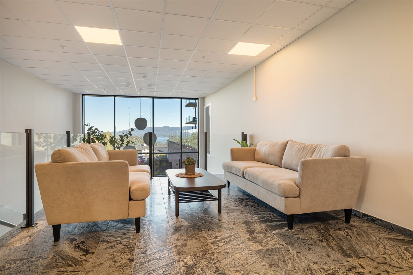 Inngangspartiet er møblert med sofagruppe, noe som er både sosialt og praktisk Galleribilde