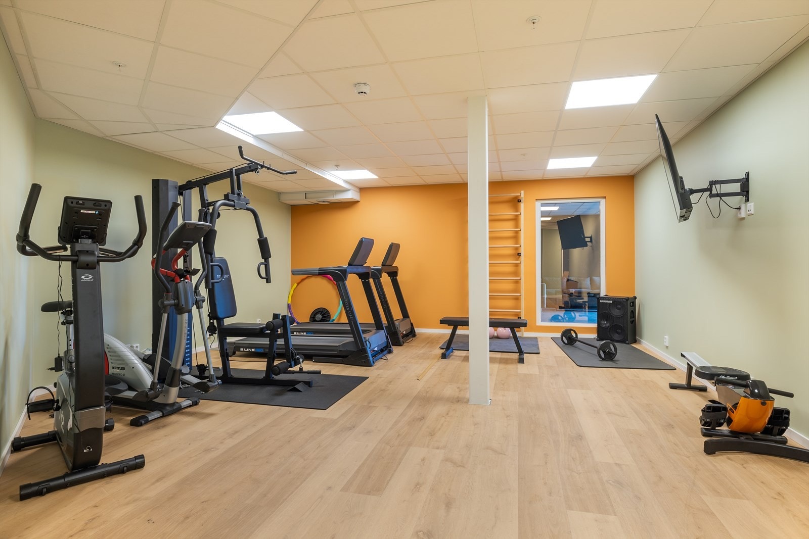 Beboerne har fri tilgang til treningsrom med diverse apparater, utstyr, høyttaler og tv Galleribilde