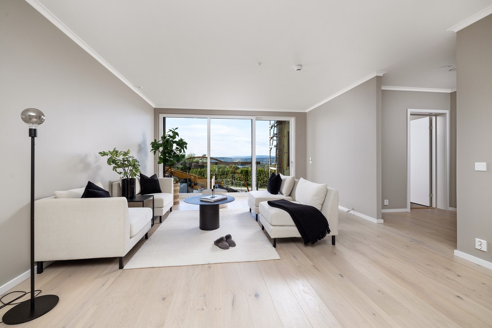 Leilighetene har store vinduer og skyvedør ut til uteplass, og 1. etasje har også hage hage Galleribilde