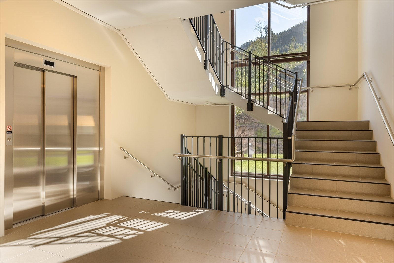 Heis til alle etasjer fra garasjeplan og lyse trappeganger Galleribilde