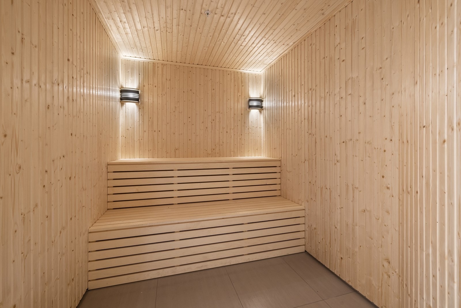 Sameiet har velværeavdeling med dusj, badstue, wc og treningsrom utstyrt med TV, høyttaler og diverse treningsapparater- og utstyr Galleribilde