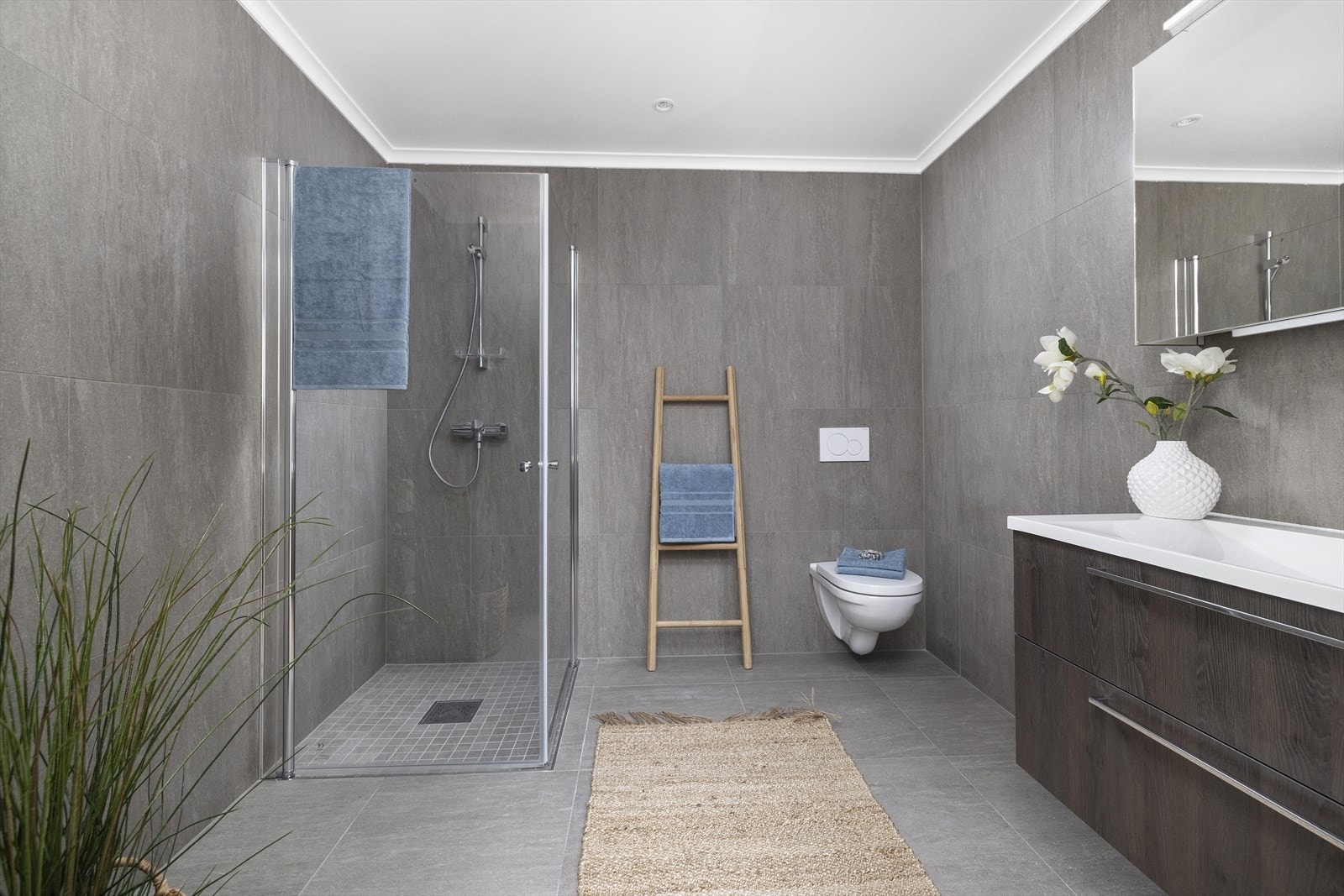 Lekkert, flislagt hovedbad Galleribilde