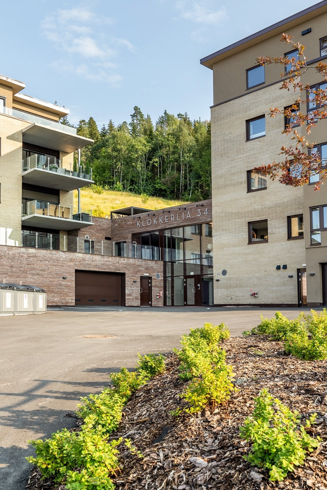 Flott, felles inngangsparti med fine detaljer Galleribilde