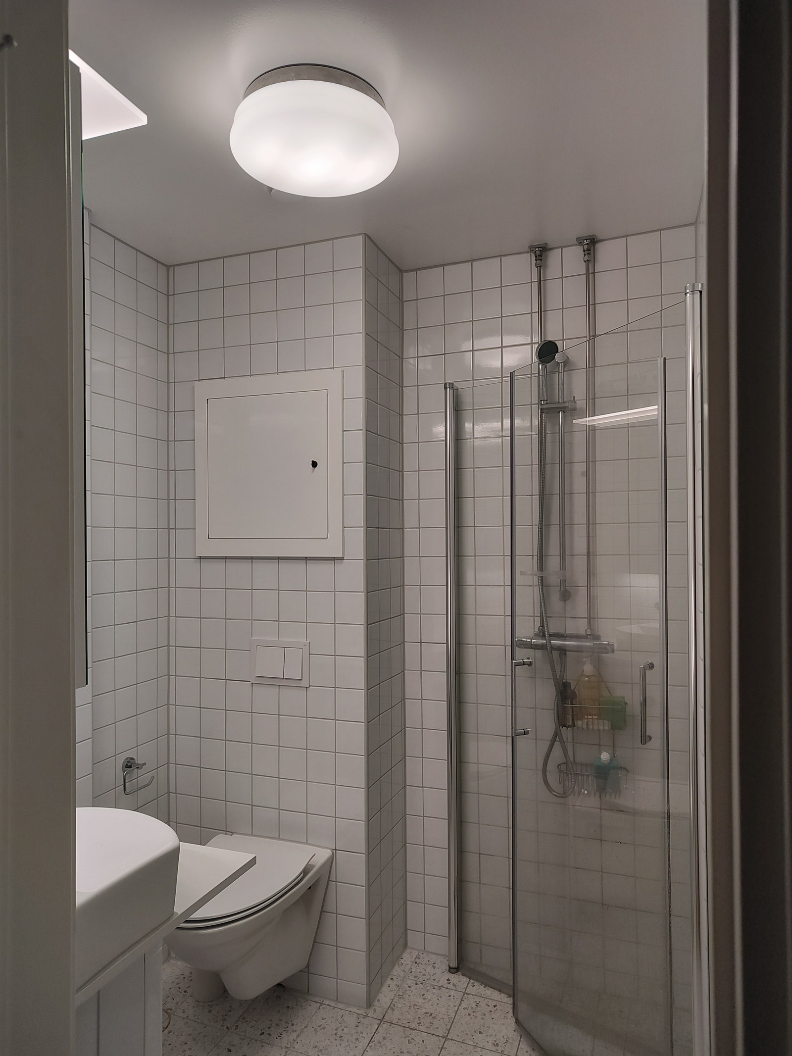 Nytt flislagt bad (2023) med vaskemaskin Galleribilde