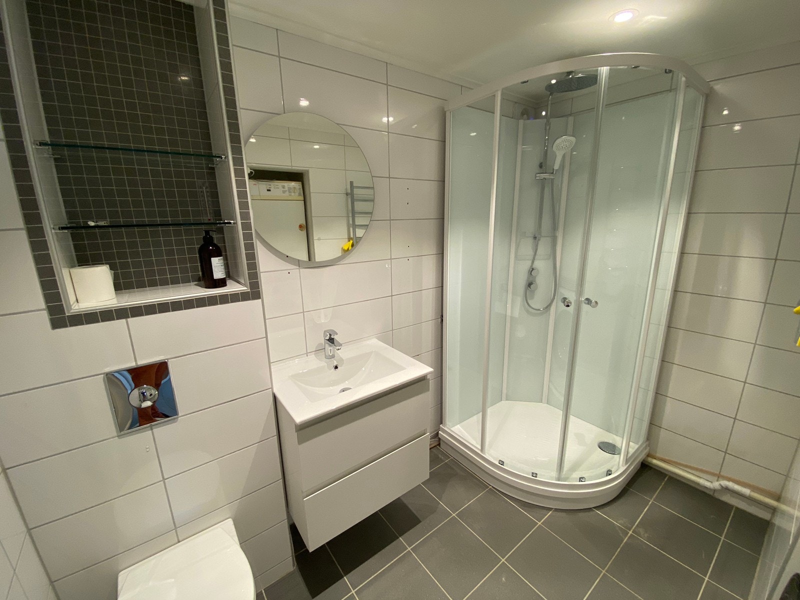 Bad med WC, servant og dusj Galleribilde