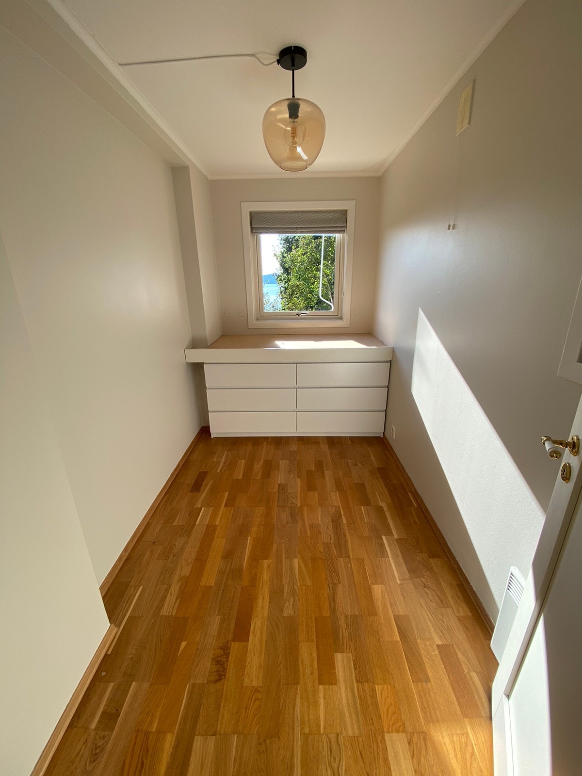 Soverom 6 kvm. Plass til barneseng. Galleribilde