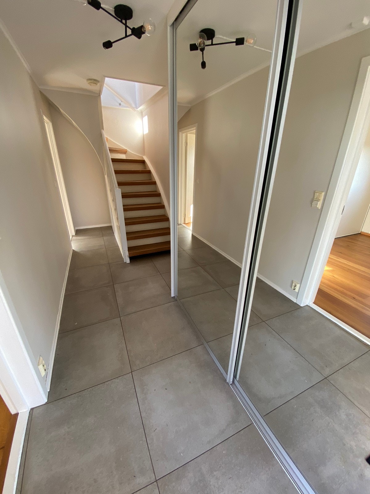 Entre med skyvedørsgarderobe Galleribilde