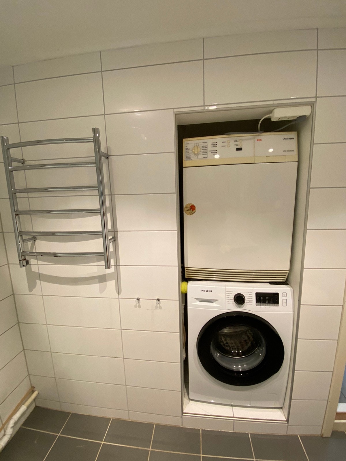 Bad med vaskemaskin, tørketrommel og håndkletørker Galleribilde