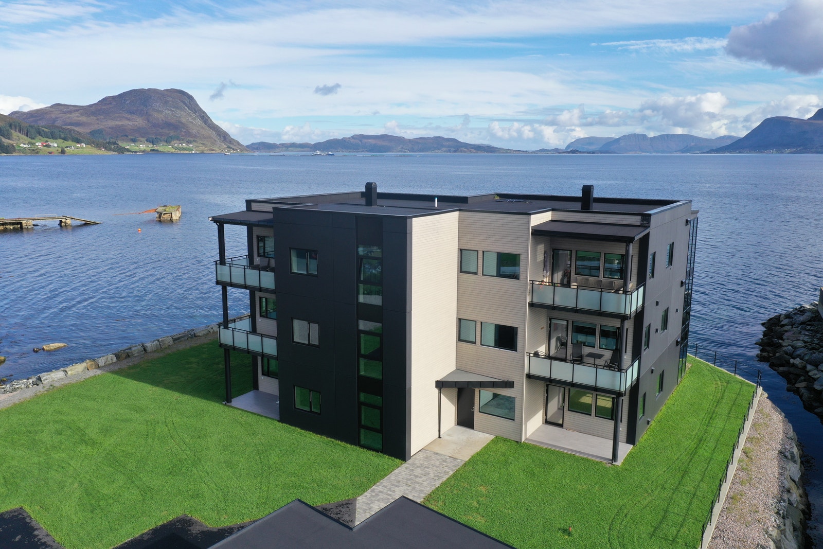 Fasade mot parkering Galleribilde