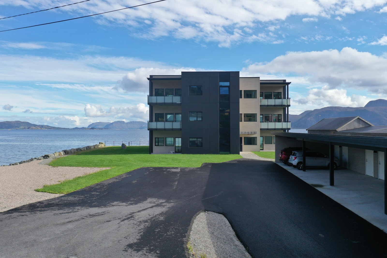 Romslig parkeringsplass med carport Galleribilde