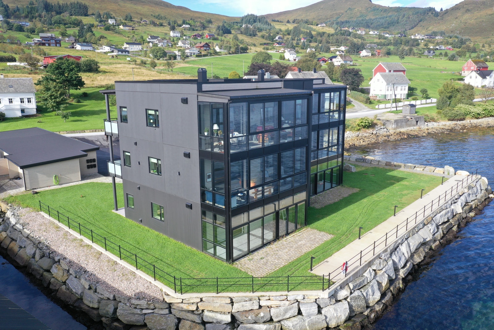 Fasade mot sjø Galleribilde