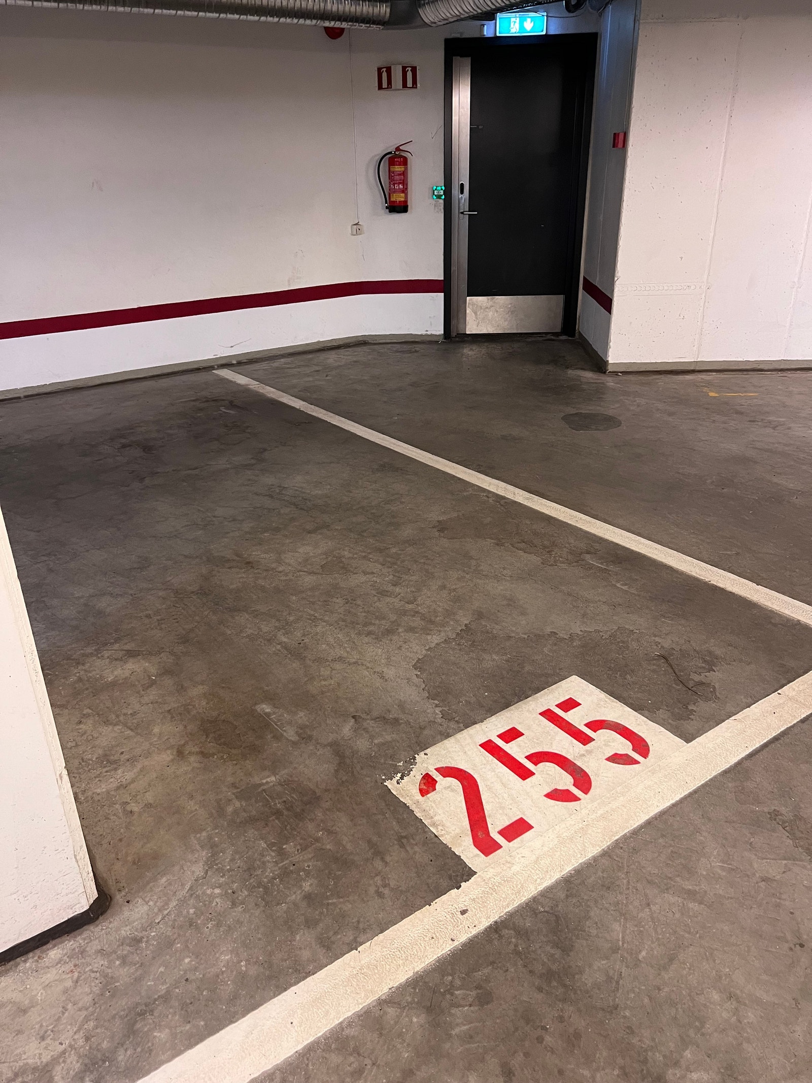 God plass ved siden av plassen, rett ved inngang til oppgang C Galleribilde