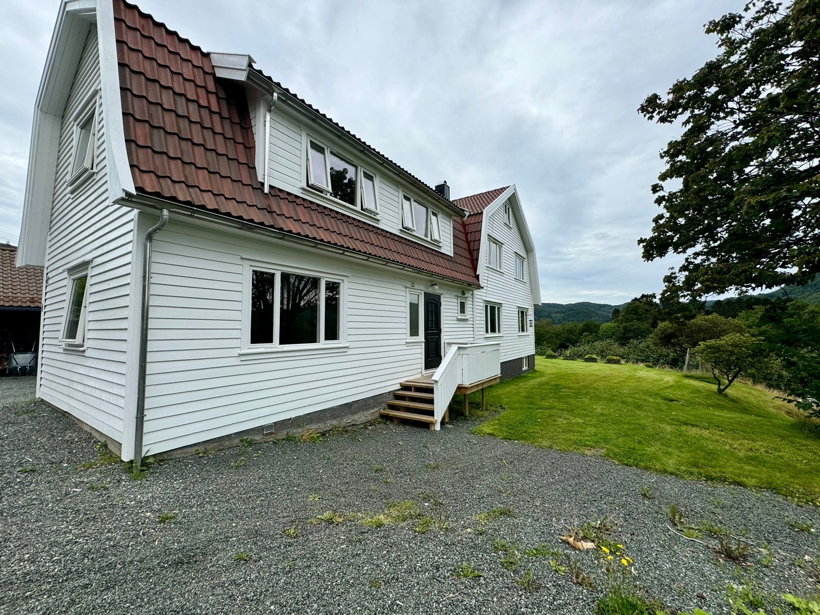 Stor parkeringsplass og privat inngang Galleribilde