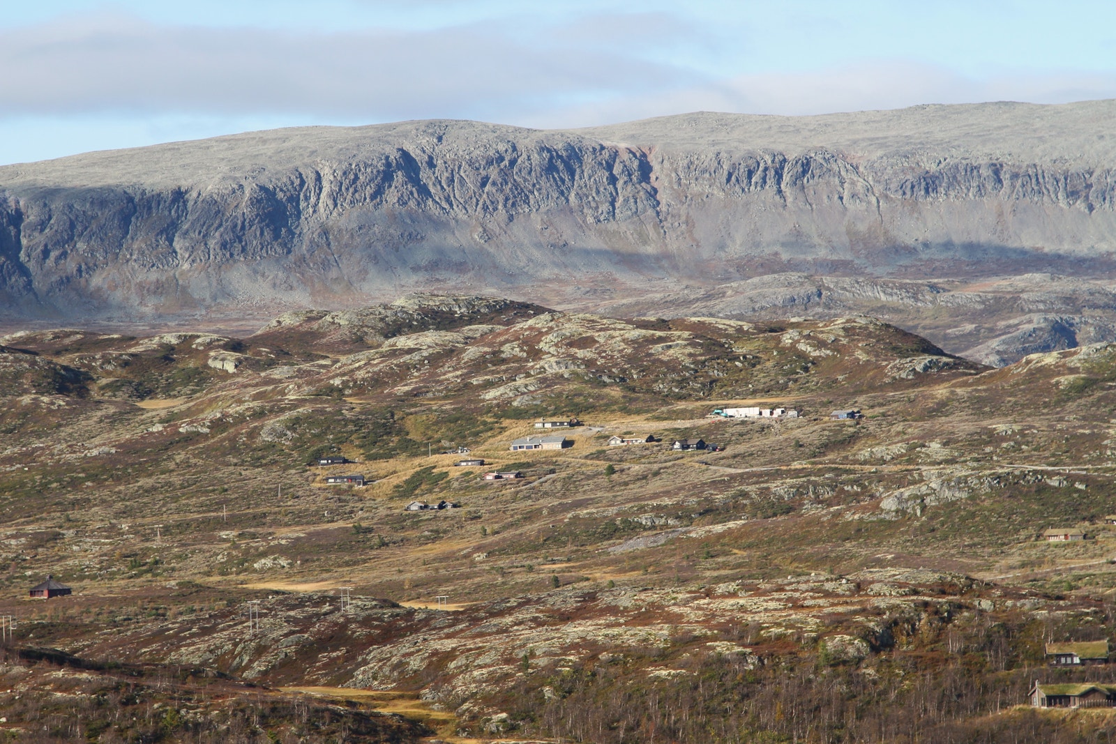 Mellom tomten og Reineskarvet ligger flere gode fiskevann. Galleribilde