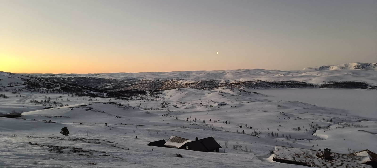 Helt ok å nyte morgenkaffen til den her utsikten. Galleribilde