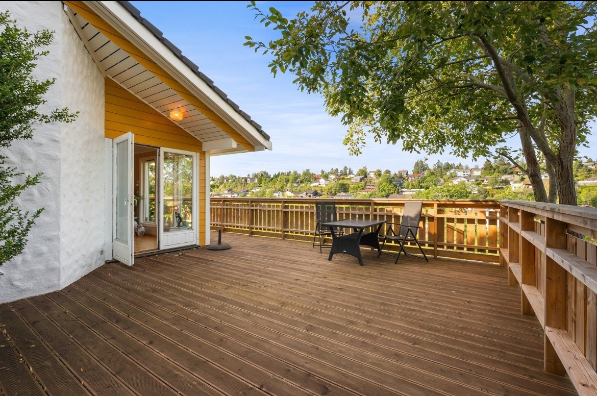 Terrasse med utsikt. Høyt og godt. Galleribilde