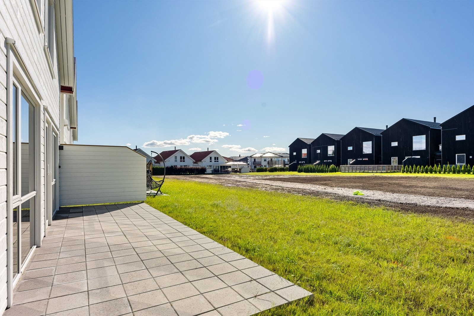 Tomten ligger i et etablert, sentralt og familievennlig område. Her er det sol fra morgen til kveld. Galleribilde