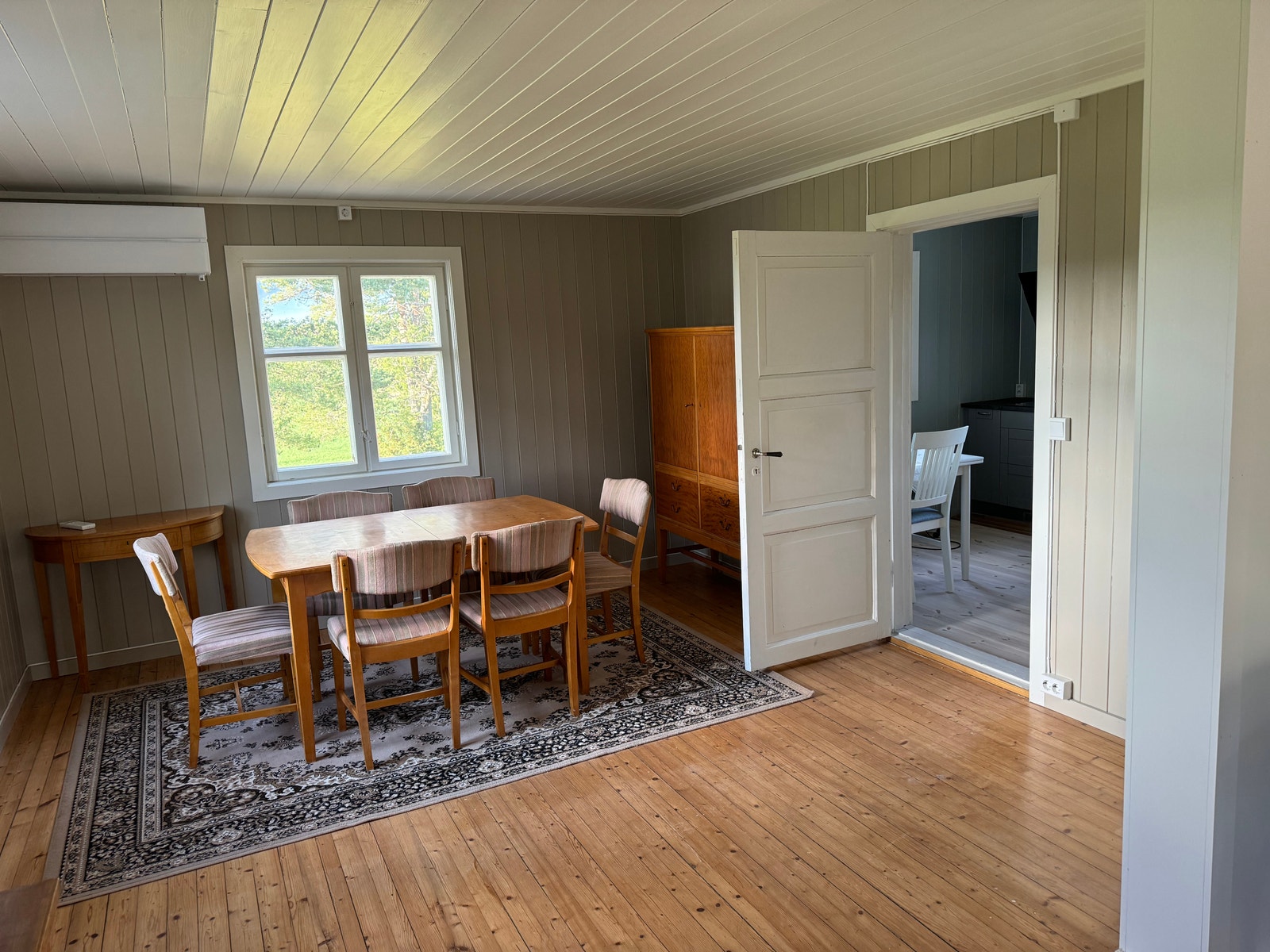 Spisestuen har tilgang til kjøkkenet Galleribilde