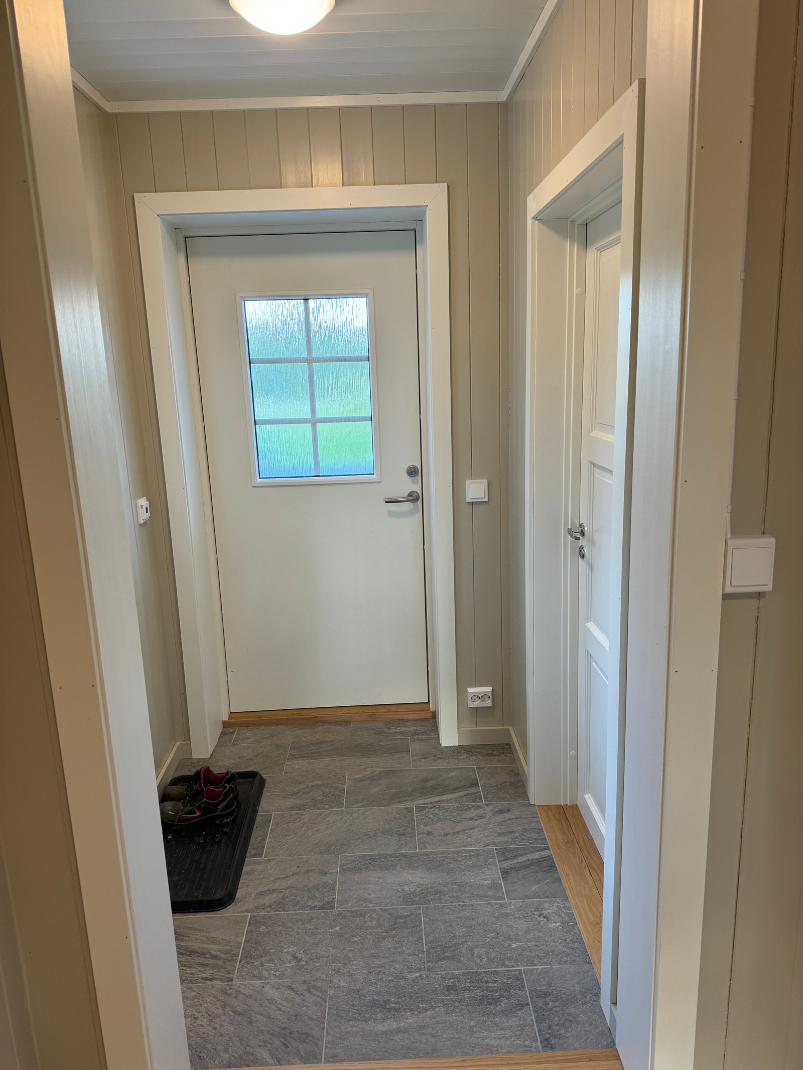 Inngangsparti med døren inn til badet Galleribilde