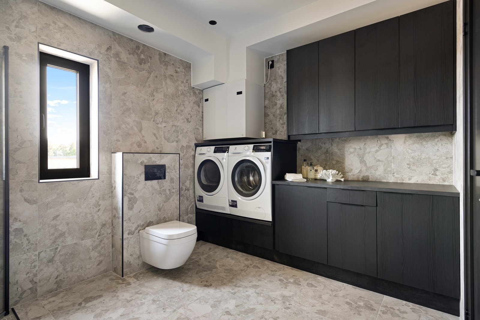 Delikate baderom med hele 290 cm takhøyde Galleribilde