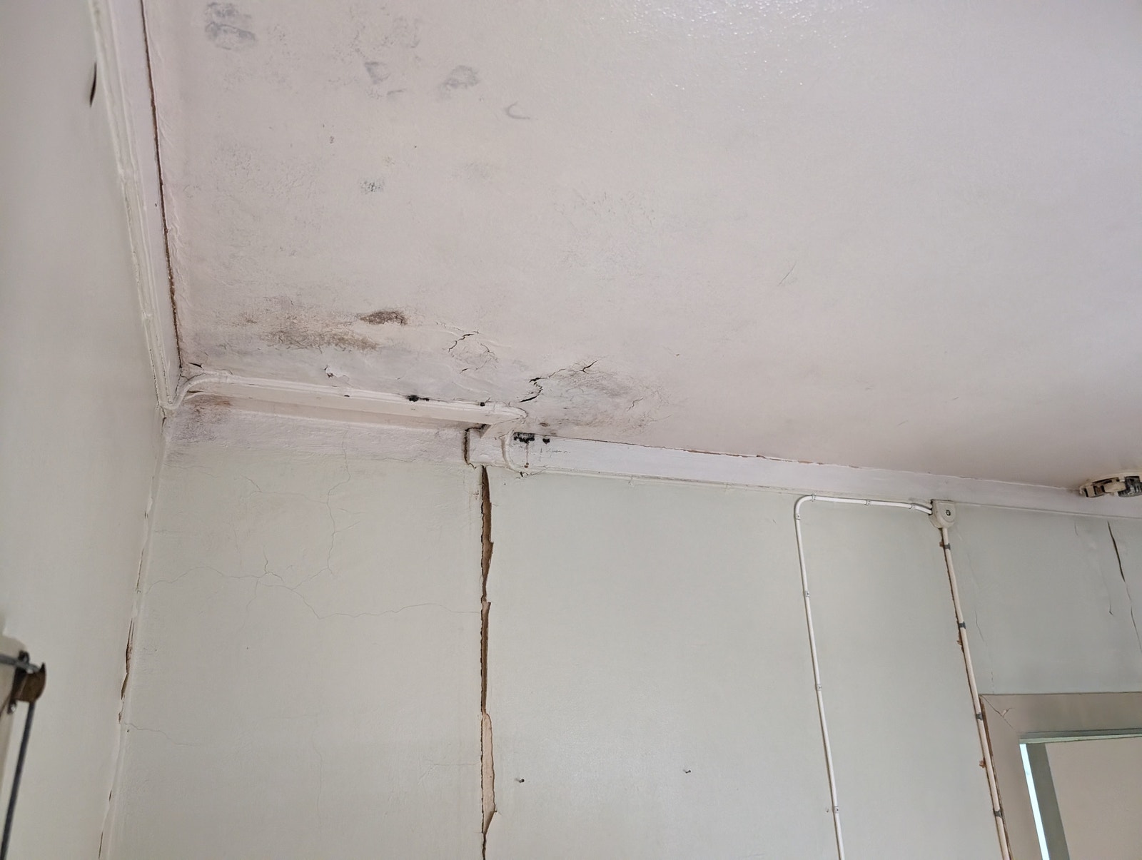 Soverom 1 - Vanninntrenging rundt pipe Galleribilde