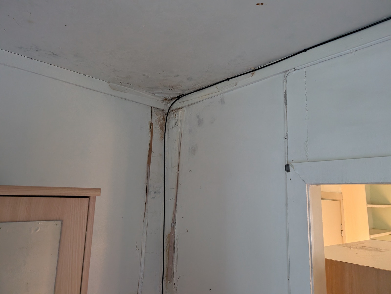 Soverom 2 - Vanninntrenging rundt pipe Galleribilde