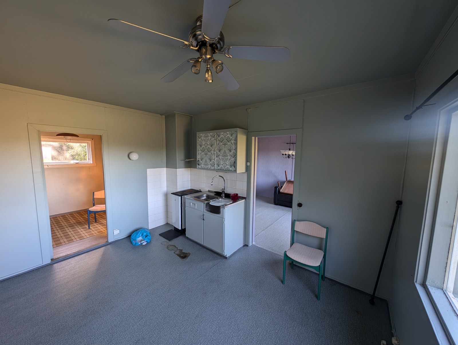 Kjøkken, dør til stue til høyre, soverom til venstre. Galleribilde