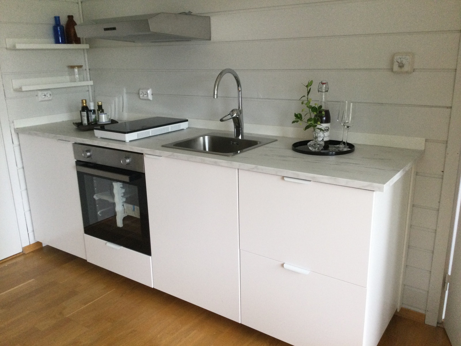 Nytt kjøkken, kjøleskap og komfyr Galleribilde