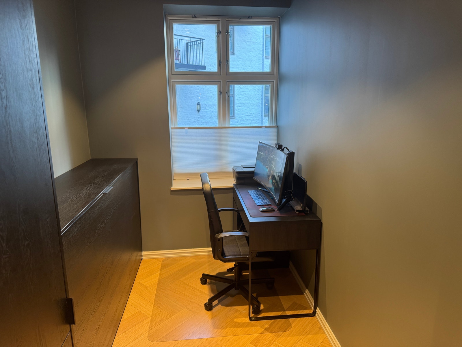 Gjesterom som idag benyttes som kontor. Bord/stol/datamaskin medfølger ikke. Galleribilde