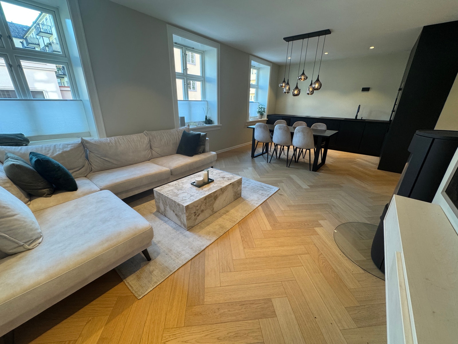 Stuen er møblert med en stor hjørnesofa, lyst teppe og et nydelig Plinth salongbord. Galleribilde