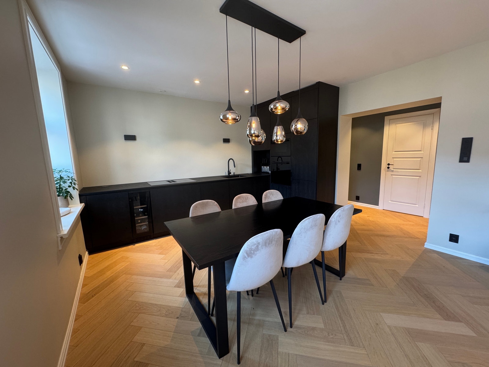 Spisestuen bidrar til en naturlig inndeling av soner i oppholdsrommet, og det er montert takbelysning. Spisebordet har plass til 6 personer, og det medfølger også utfellbare sidebord. Galleribilde