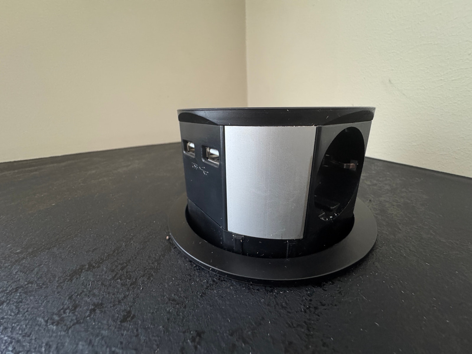 Praktisk pop-up stikkontakt (m/ USB) er montert på begge sider av kjøkkenbenken, noe som kommer godt med under matlagingen. Galleribilde