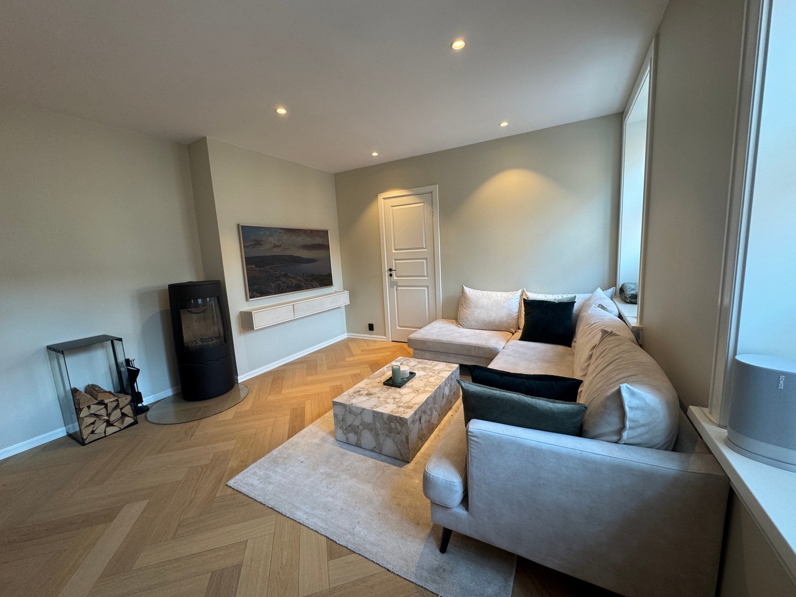Boligen har en solid takhøyde på ca 2.55m, som bidrar til en nydelig atmosfære. Det er også montert downlights i alle rom. Galleribilde